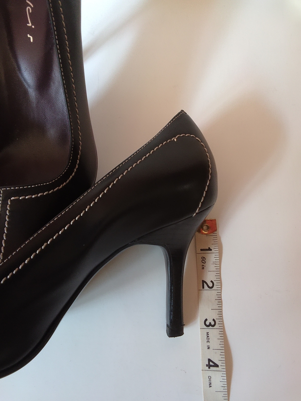 Black Women's Leather Pumps with Contrast Stitching - Picture 4 of 6